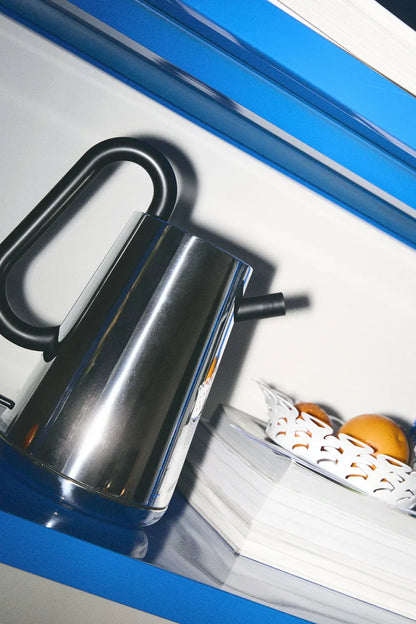Alessi — Toru NE01/80BUK | Bollitore elettrico Nendo in acciaio inox — vista laterale