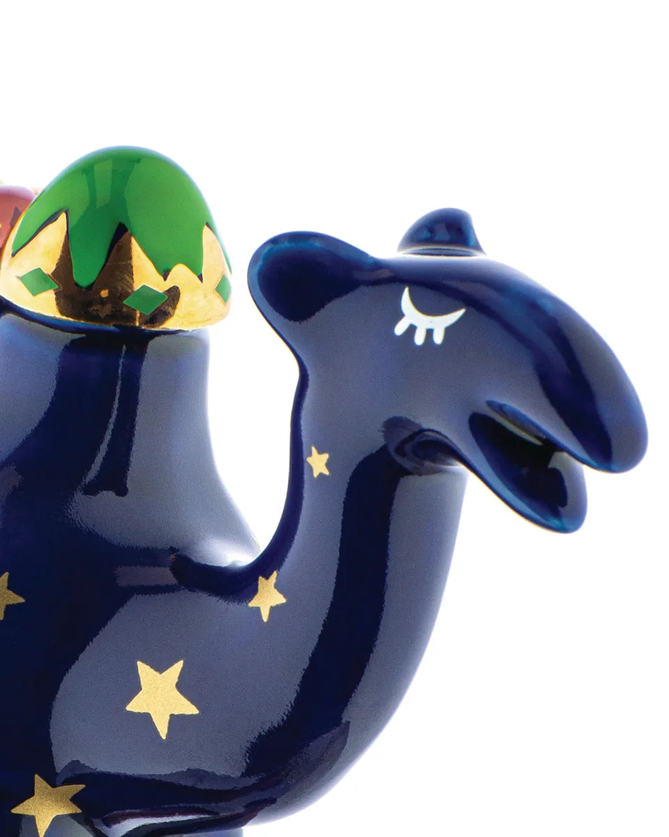 Alessi — Trino AGJ01 11 | Statuina natalizia in porcellana dipinta a m — ambientazione
