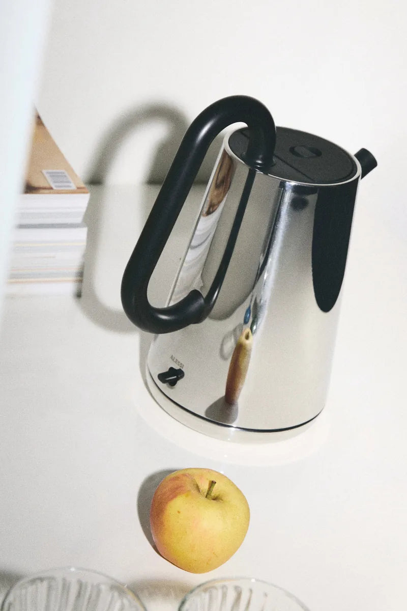 Alessi — Toru NE01/80 B | Bollitore elettrico Nendo in acciaio