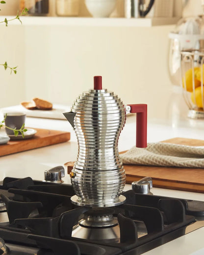 Alessi — Pulcina MDL02/6 MDL02/6BFM | Caffettiera espresso in allumini — ambientazione