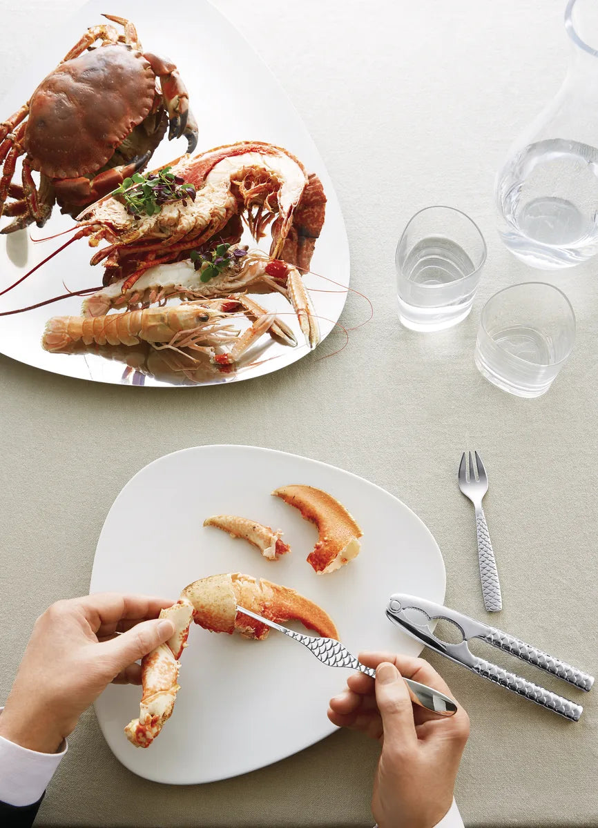 Alessi — Colombina Fish FM23/42 | Schiaccia-crostacei in acciaio 18/10 — ambientazione
