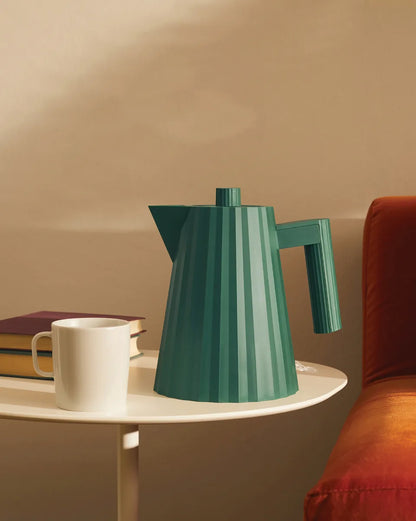 Alessi — Plissé MDL06/1WUS | Bollitore elettrico in resina bianca De L — ambientazione