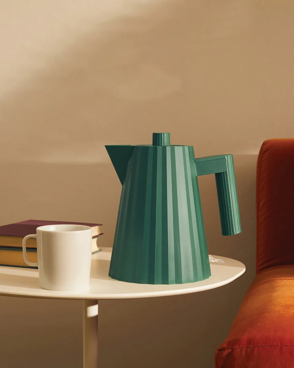 Alessi — Plissé MDL06 MDL06/1BUK | Bollitore elettrico nero De Lucchi — ambientazione