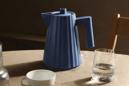 Alessi — Plissé MDL06 MDL06/1BUK | Bollitore elettrico nero De Lucchi — vista laterale