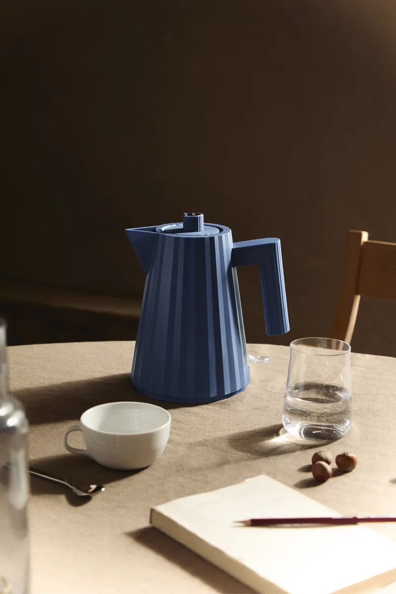 Alessi — Plissé MDL06 MDL06 B/UK | Bollitore elettrico nero De Lucchi