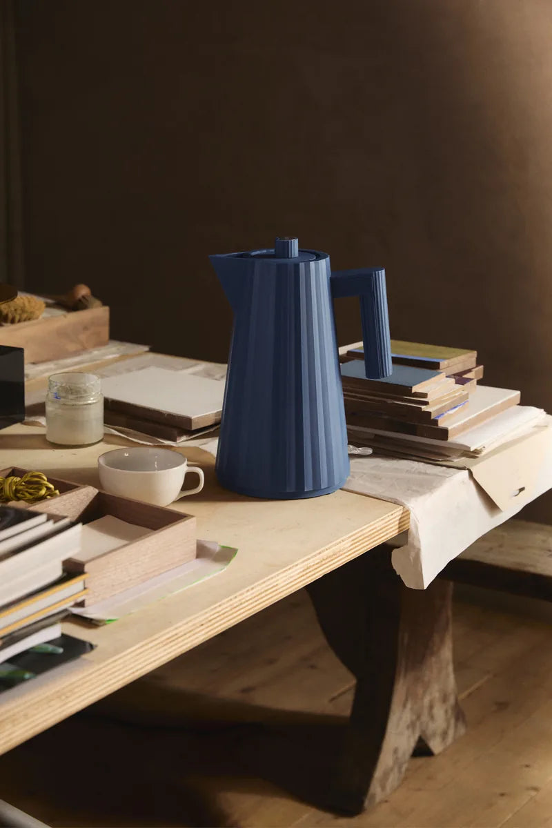 Alessi — Plissé MDL06 B | Bollitore elettrico nero De Lucchi