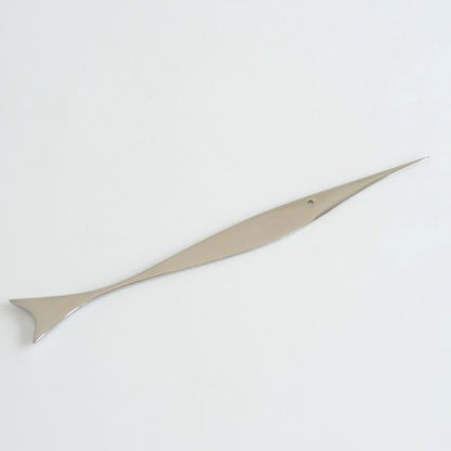 Alessi Tagliacarte Pesce in acciaio inossidabile lucidato, design di Giulio Iacchetti