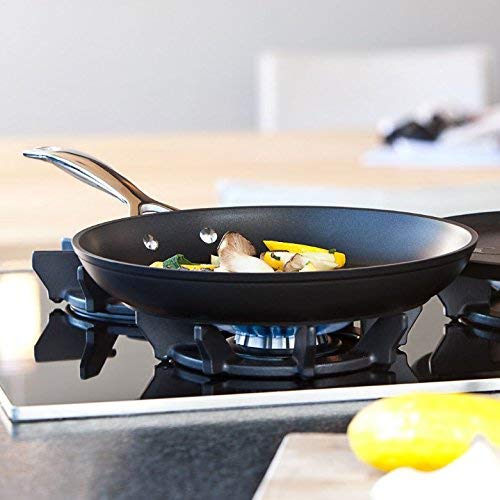 Le Creuset padella bassa antiaderente alluminio con impugnatura rivettata