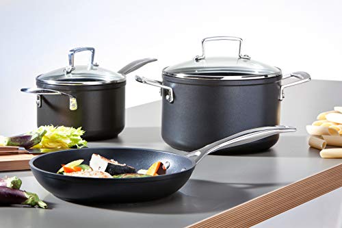 Le Creuset padella bassa antiaderente alluminio con impugnatura rivettata
