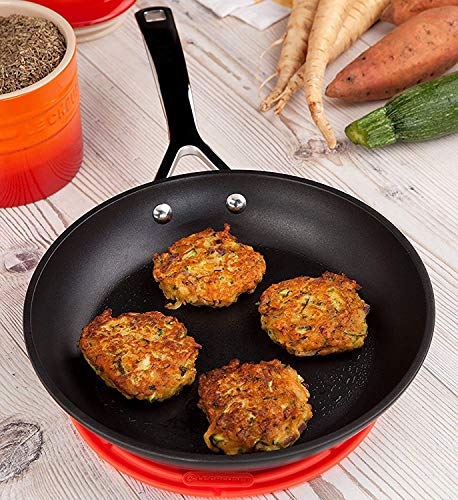 Le Creuset padella bassa antiaderente alluminio con impugnatura rivettata