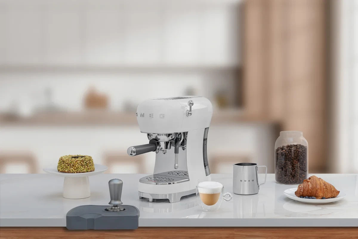 ECF02WHEU__smeg-macchina-caffe-espresso-manuale-50s-style-bianco-08