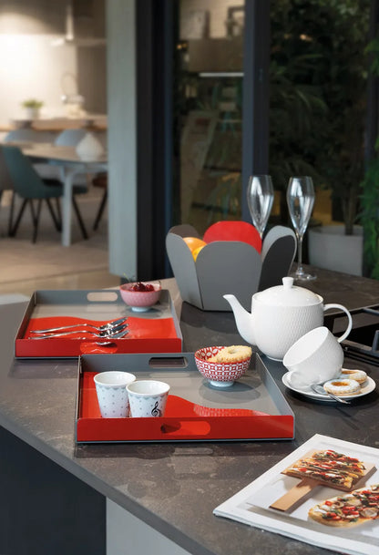Arti & Mestieri Centrotavola Fluid in ferro design moderno, disponibile in Fango/Rosso lucido, Nero/Oro laccato e Bianco