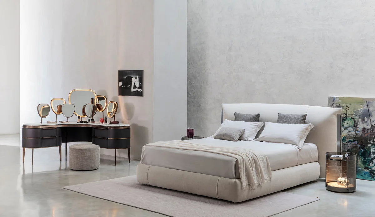 Flou Amal letto matrimoniale design Carlo Colombo con profili metallici oro brunito nickel nero