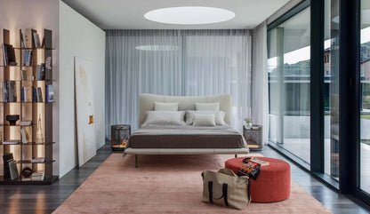 Flou Baia - Letto matrimoniale design con imbottiture e piedini metallo, design Emanuela Garbin