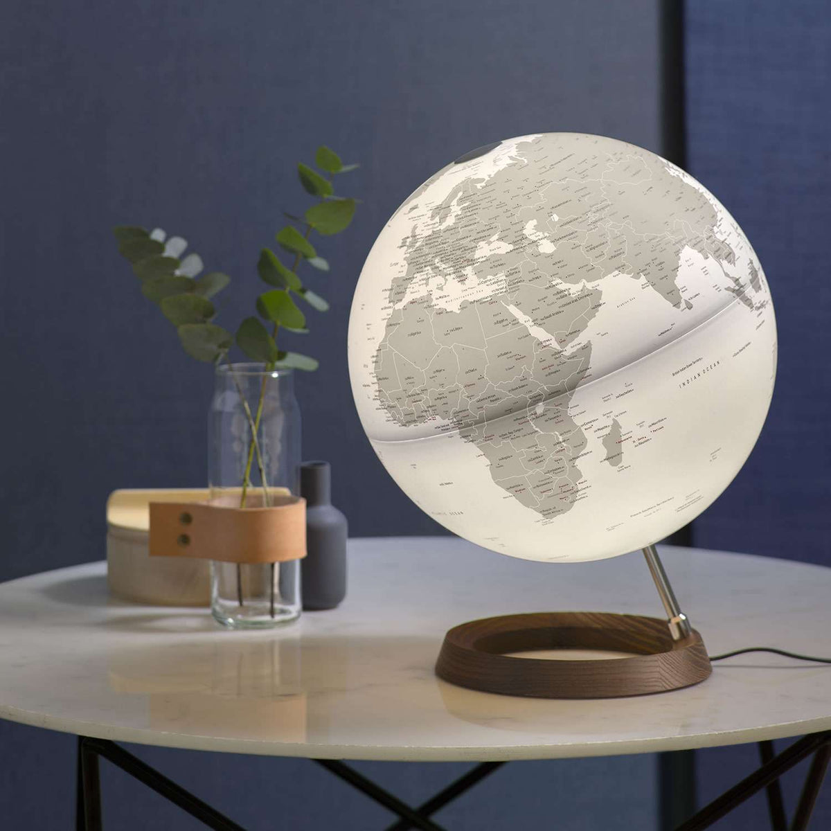 Atmosphere Full Circle Reflection — dettaglio base in frassino e alluminio lucido, design scandinavo