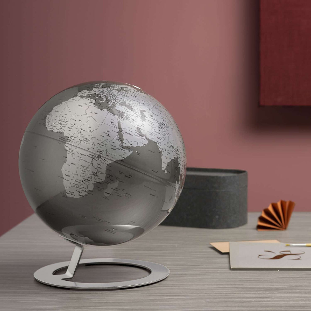 Atmosphere iGlobe — dettaglio cartografia politica monocromatica, complemento d'arredo design Tools®
