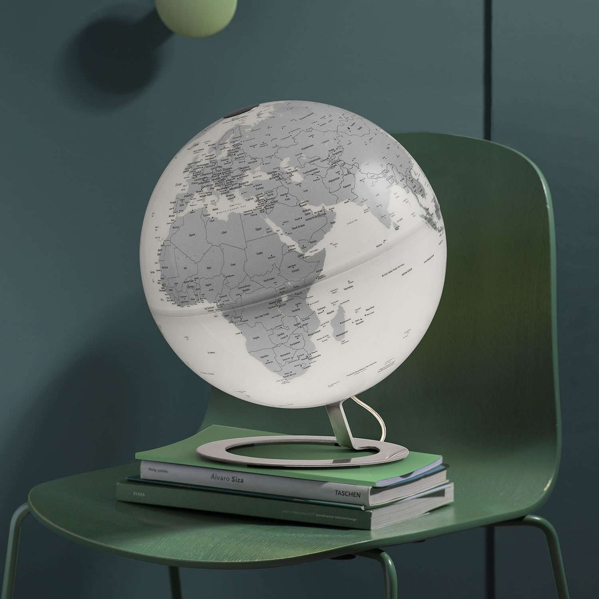 Atmosphere iGlobe Light — mappamondo lampada con cartografia politica, base e stelo in acciaio inox