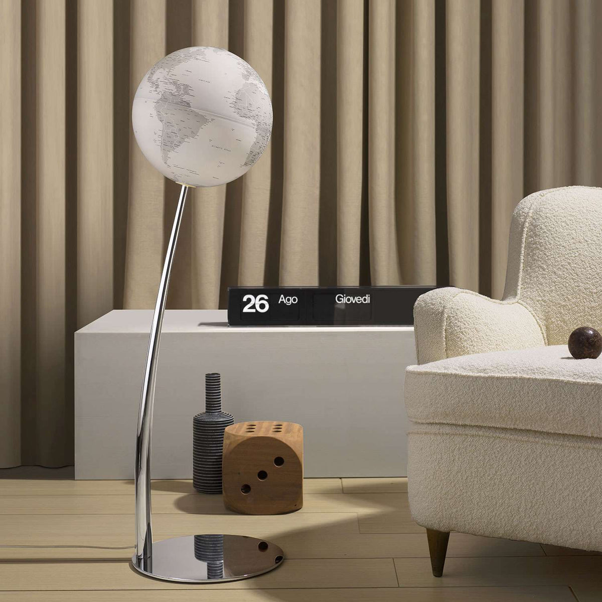 Atmosphere Stem Reflection — globo geografico su stelo slanciato, lampada da terra di design scandinavo