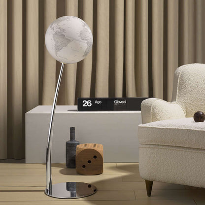 Atmosphere Stem Reflection — globo geografico su stelo slanciato, lampada da terra di design scandinavo