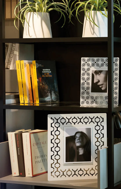 Arti & Mestieri Portafoto Ikat Grande in ferro, disegni traforati, disponibile in Oro laccato, Sabbia, Nero e Bianco marmo