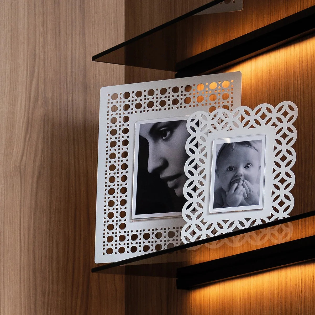 Arti & Mestieri portafoto design Zen Grande in ferro nero, bianco marmo, oro laccato e sabbia