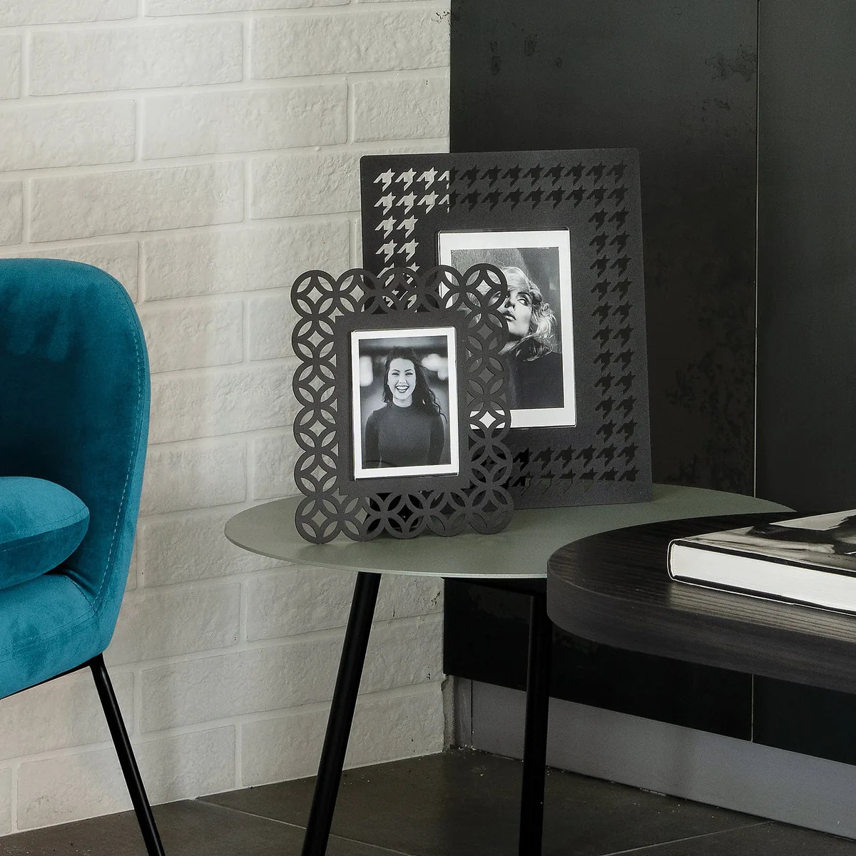 Arti & Mestieri portafoto design Zen Grande in ferro nero, bianco marmo, oro laccato e sabbia