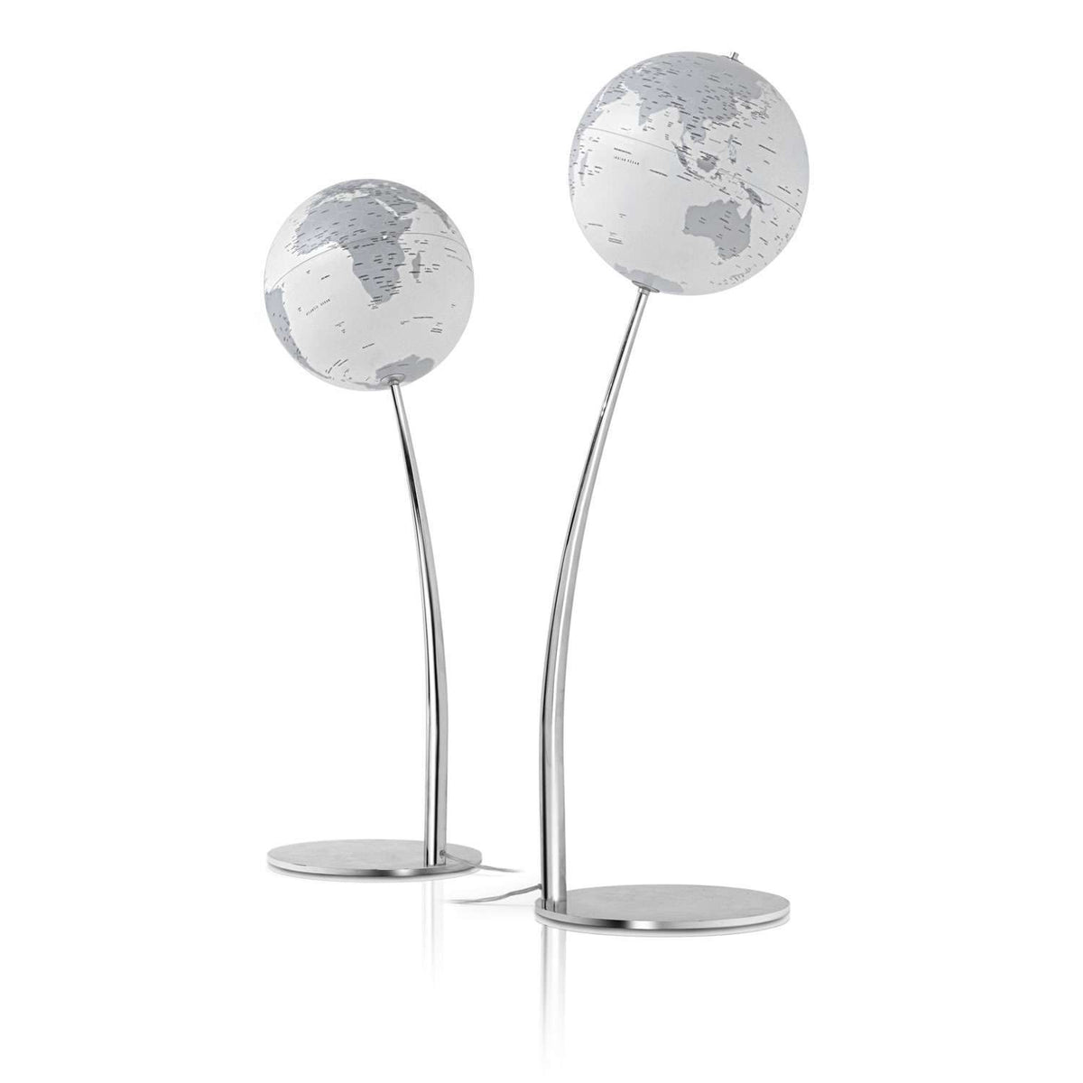 Atmosphere Stem Reflection — piantana lampada mappamondo con stelo curvo in acciaio cromato, due altezze