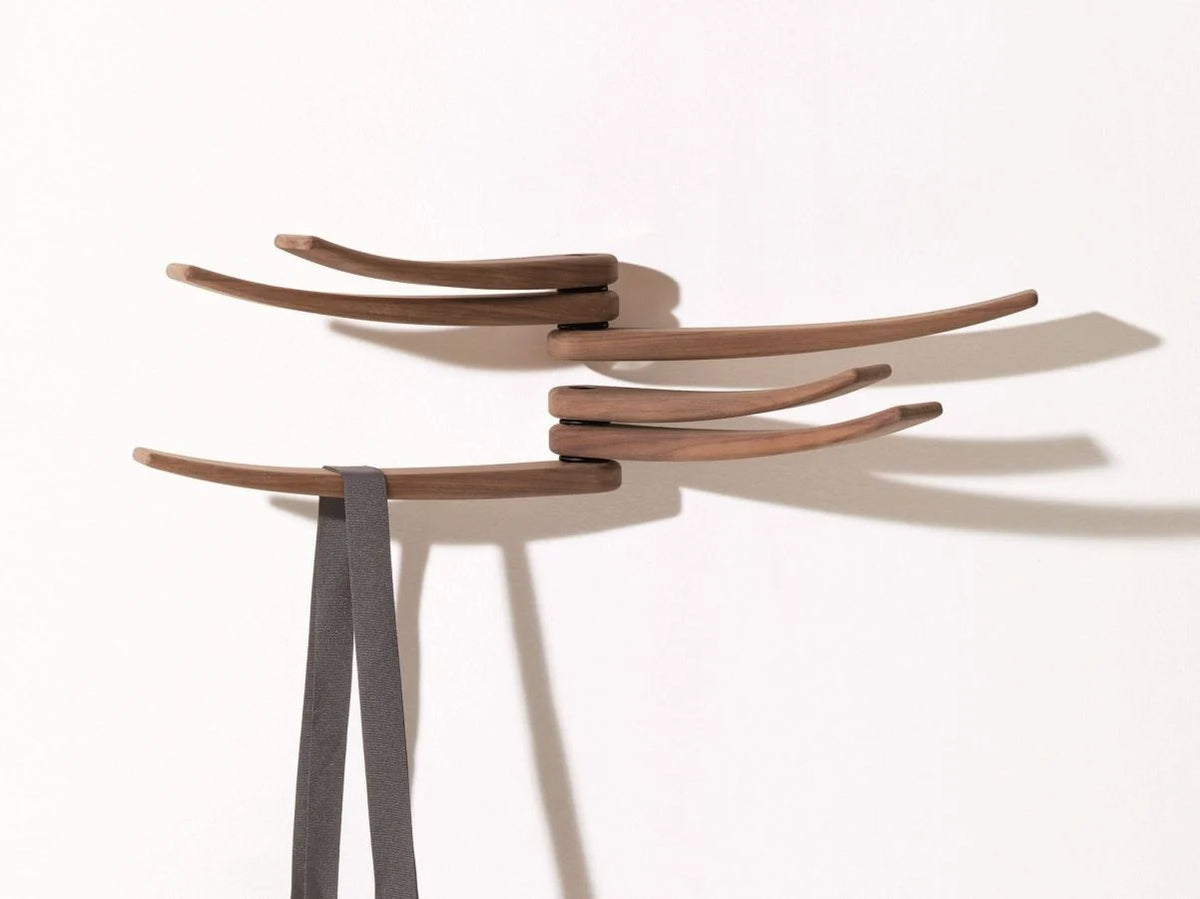 Arper Wing Appendiabiti design Lievore Altherr legno noce e metallo